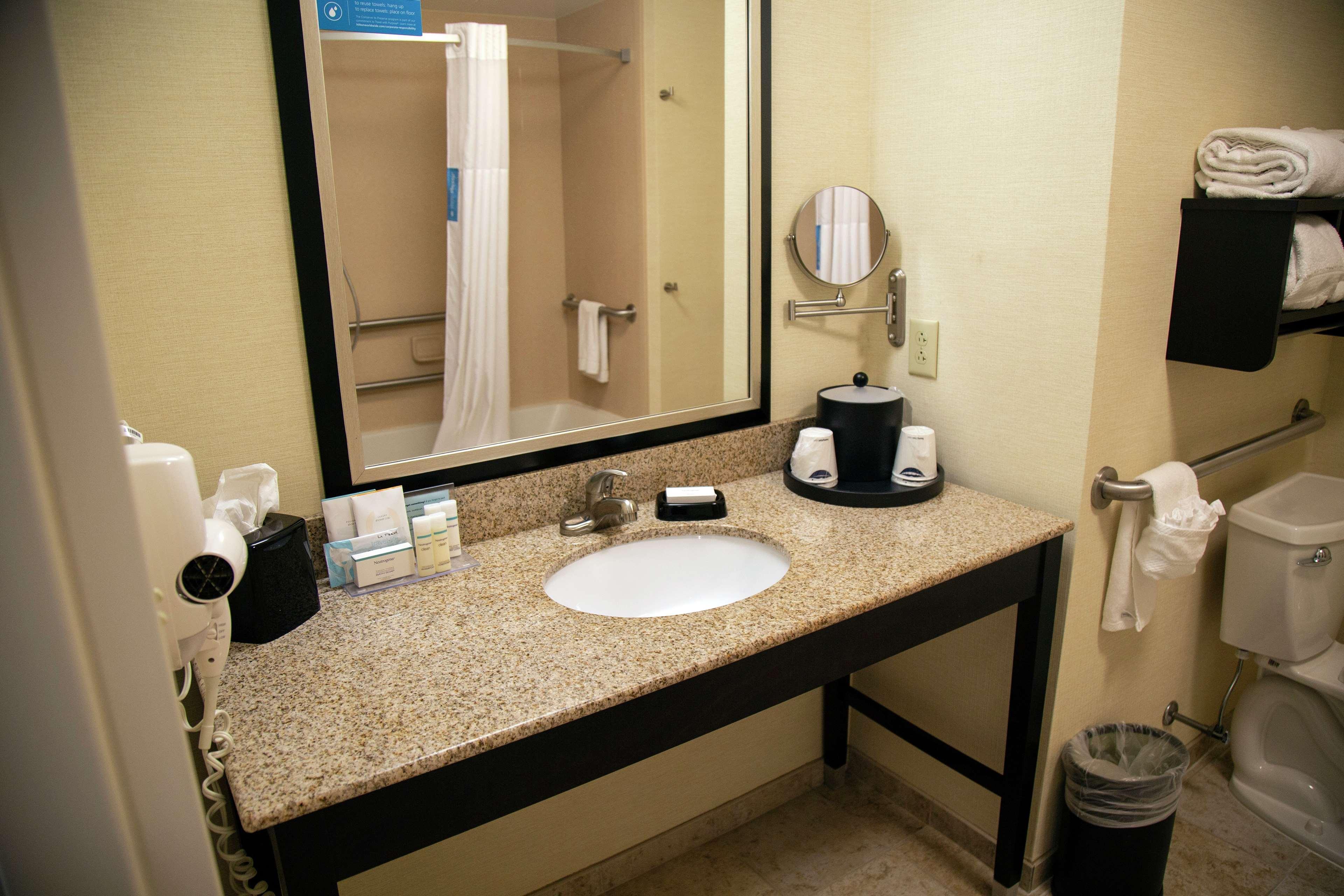 Hampton Inn & Suites Sharon West Middlesex Exteriör bild