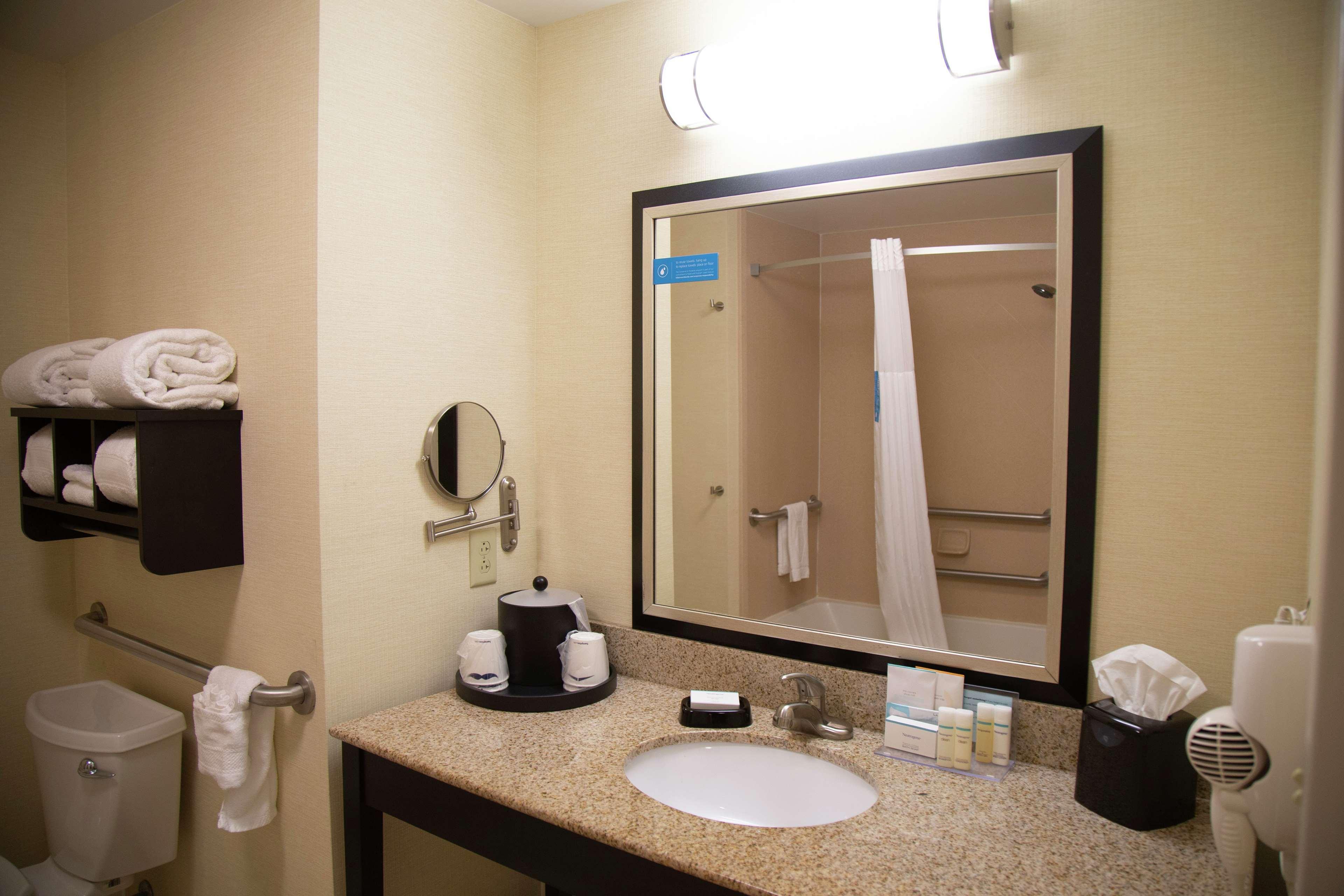 Hampton Inn & Suites Sharon West Middlesex Exteriör bild