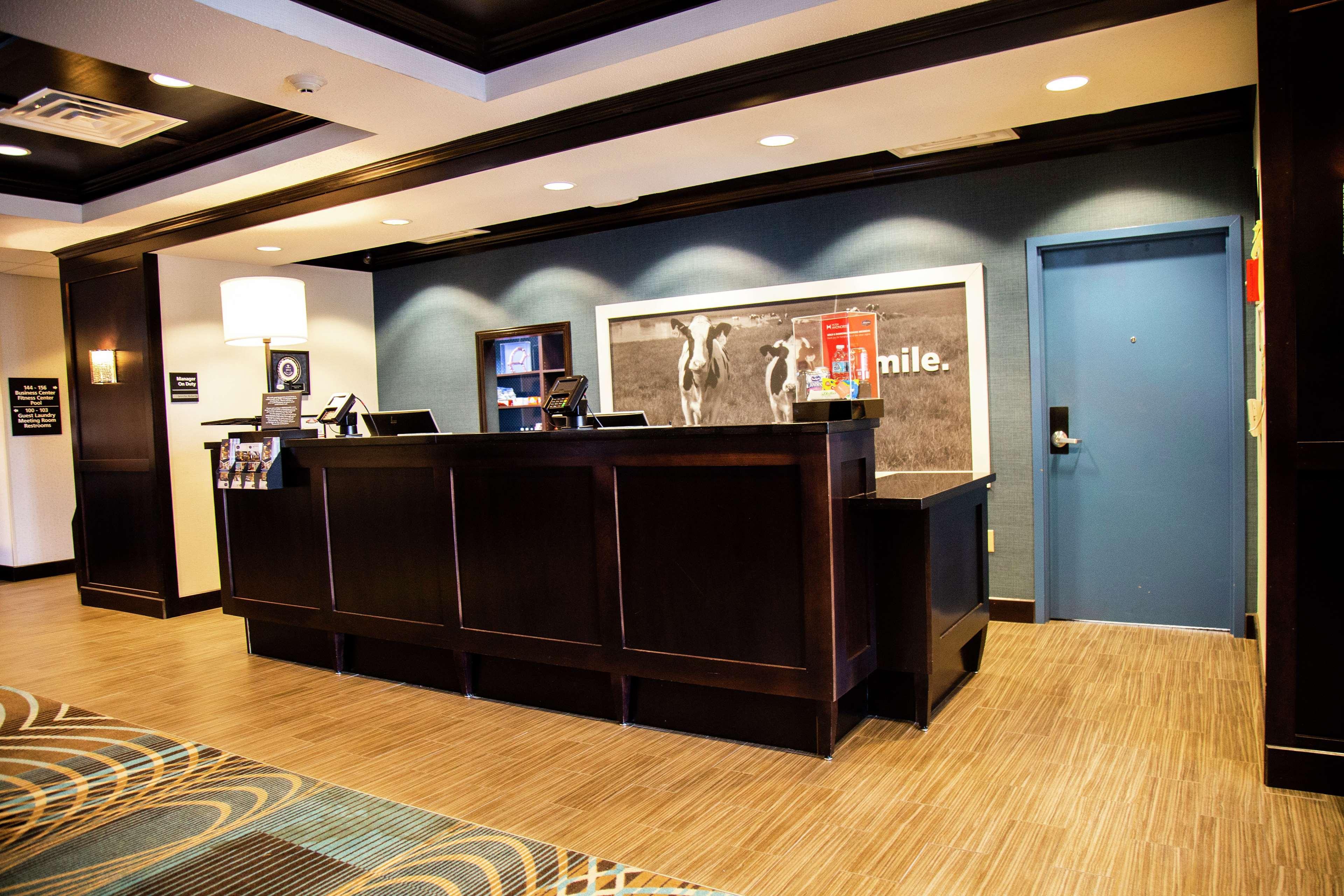 Hampton Inn & Suites Sharon West Middlesex Exteriör bild